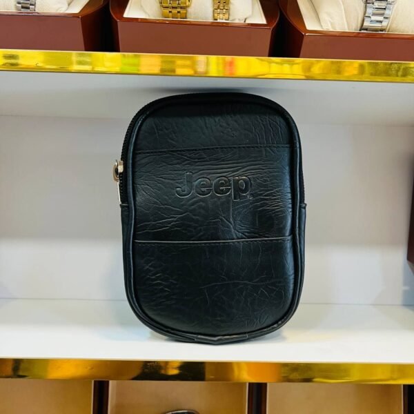 ⁦حقيبة يد جلدية صغيرة ماركة Jeep⁩ - الصورة ⁦3⁩