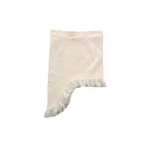 تنورة بيضاء بحافة مكشكشة