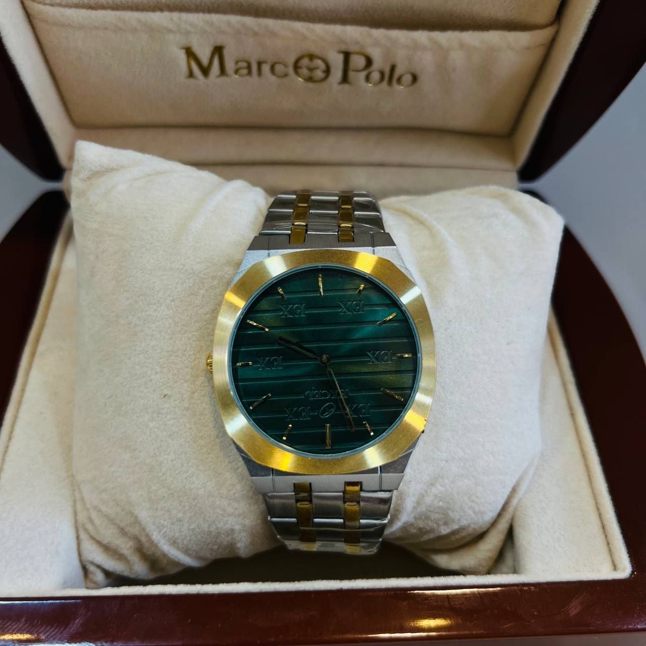 ساعة "ماركو بولو" الفاخرة بميناء الزمرد