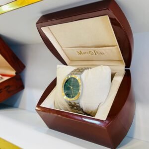 ساعة "ماركو بولو" الفاخرة بميناء الزمرد