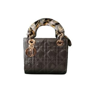 حقيبة مربعة مُبطنة بوشاح حريري