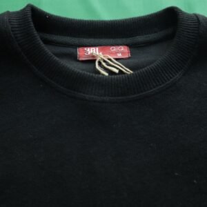 سويت شيرت أسود كلاسيكي بشعار منسوج (Tonal)