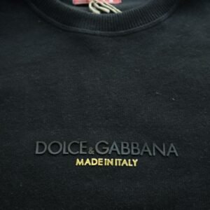 سويت شيرت أسود كلاسيكي بشعار منسوج (Tonal)