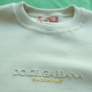 سويت شيرت أسود كلاسيكي بشعار منسوج (Tonal)